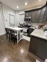 2117 W Berteau Ave, Unit 1F in Chicago, IL - Foto de edificio - Building Photo