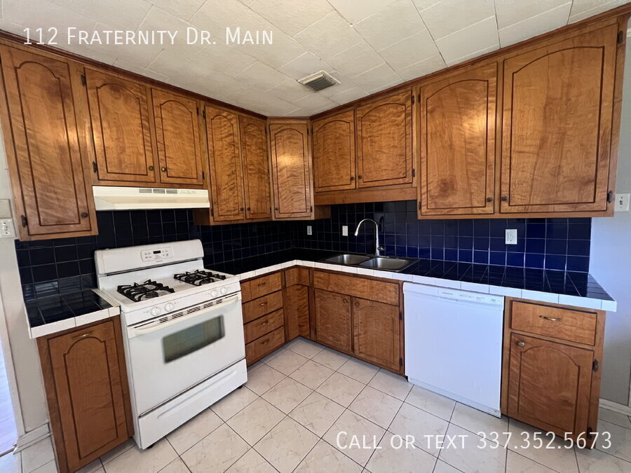 112 Fraternity Dr in Lafayette, LA - Building Photo