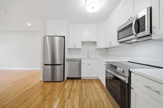 11 Schubert St, Unit 8 in Boston, MA - Foto de edificio - Building Photo