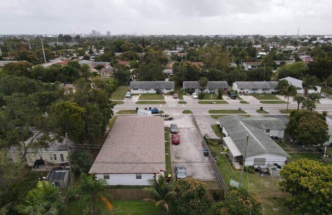 327 Silver Beach Rd-Unit -1 in Lake Park, FL - Building Photo - Building Photo