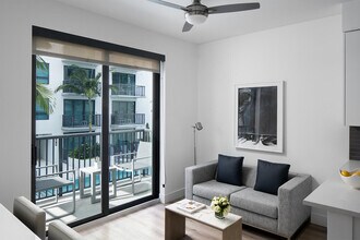 695 S Olive Ave in West Palm Beach, FL - Foto de edificio - Building Photo