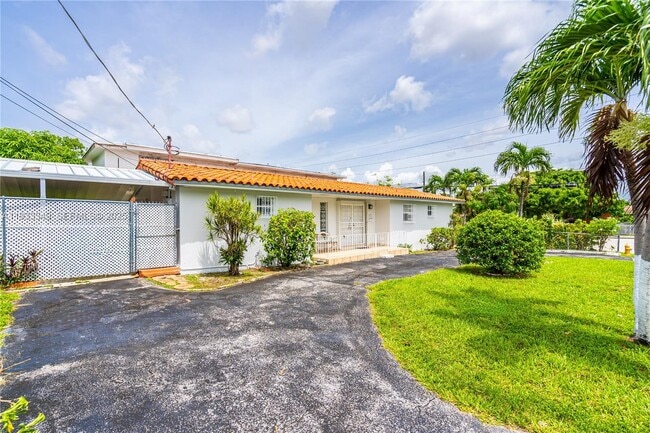 1090 NW 24th Ct in Miami, FL - Building Photo - Building Photo
