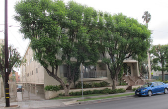 5204 Yarmouth Ave in Encino, CA - Foto de edificio - Building Photo