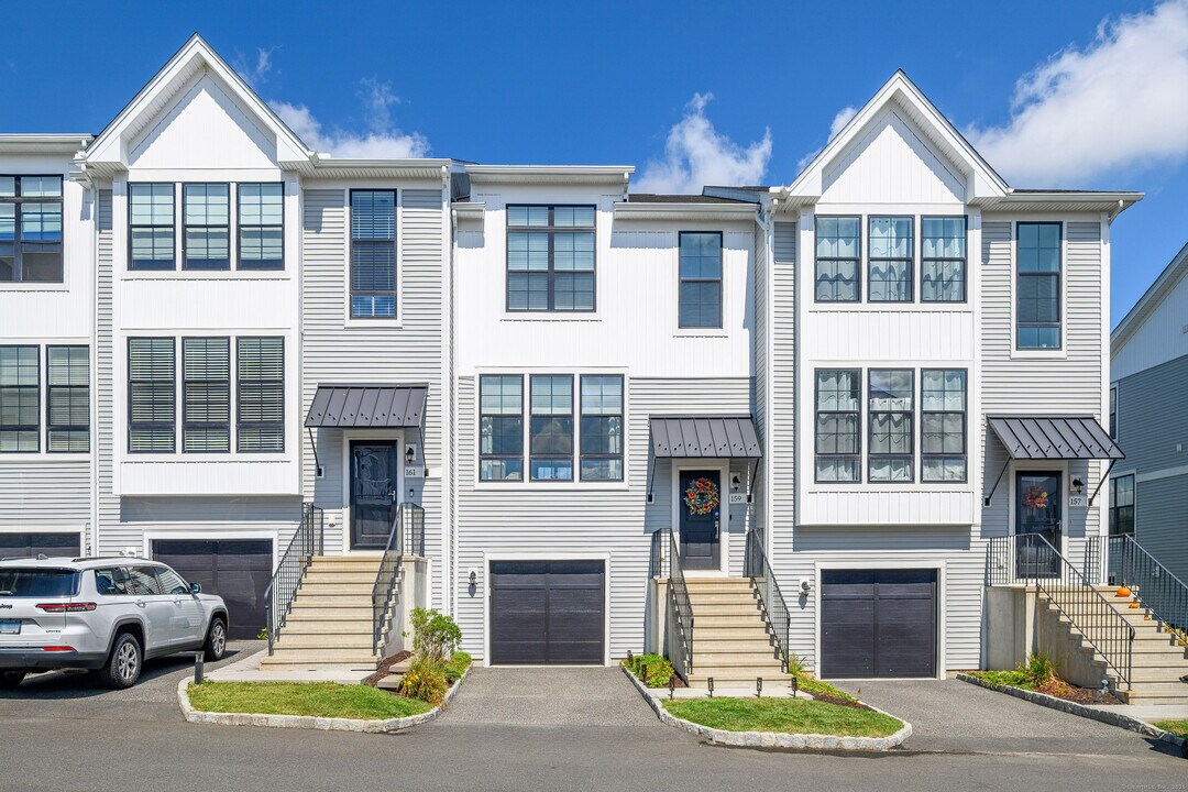 159 Brentwood Cir in Danbury, CT - Building Photo