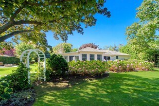 54 Halsey Rd in Remsenburg, NY - Building Photo