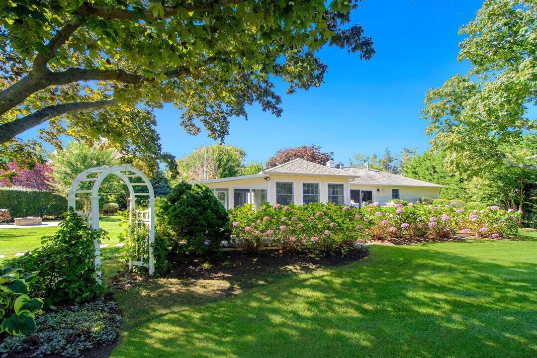 54 Halsey Rd in Remsenburg, NY - Building Photo