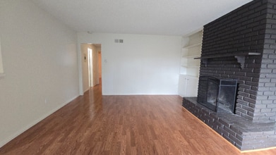 553 E Lemon Ave in Glendora, CA - Foto de edificio - Building Photo