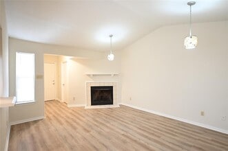 1003 Crockett St in Lockhart, TX - Building Photo - Building Photo