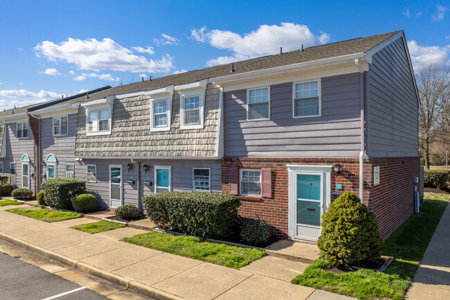 Gateway Townhomes in Hampton, VA - Foto de edificio - Building Photo