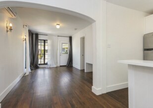 409 Wheeling Way, Unit 409 in Los Angeles, CA - Foto de edificio - Building Photo