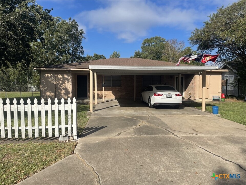 1305 N De Leon St in Victoria, TX - Building Photo