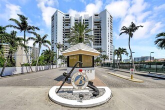 300 Three Islands Boulevard in Hallandale Beach, FL - Foto de edificio - Building Photo