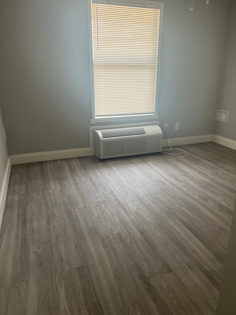 Oak Gardens Apartments in Hollywood, FL