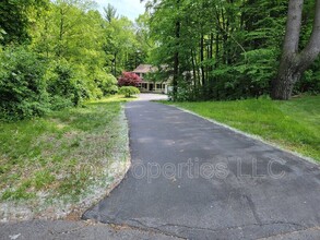 54 Canterbury Rd in Clifton Park, NY - Building Photo - Building Photo