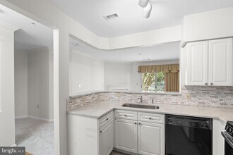 12915 Alton Square in Herndon, VA - Building Photo - Building Photo