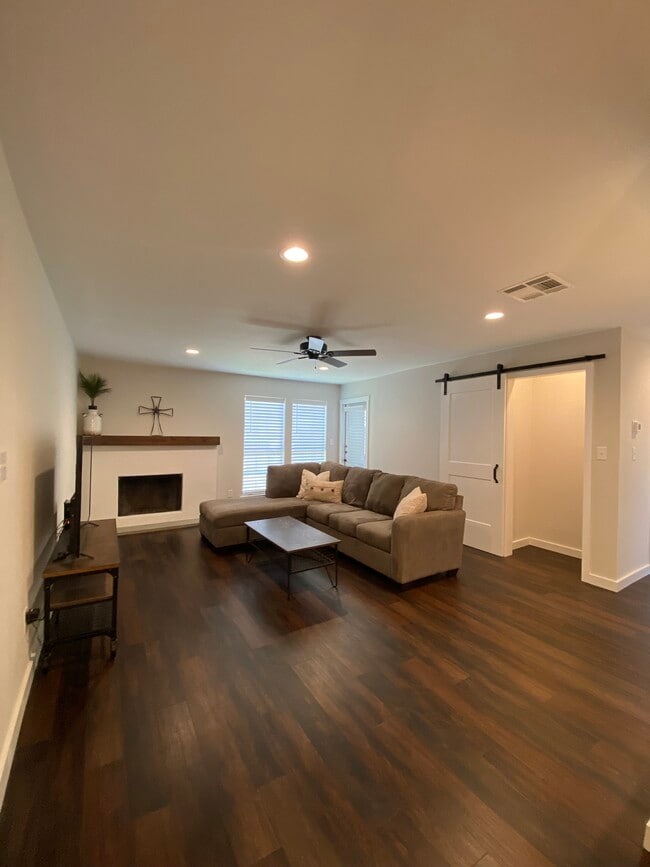 1202 Thorpe Ln in San Marcos, TX - Building Photo - Building Photo