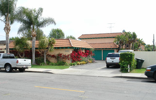 Lido Apartments in Costa Mesa, CA - Building Photo