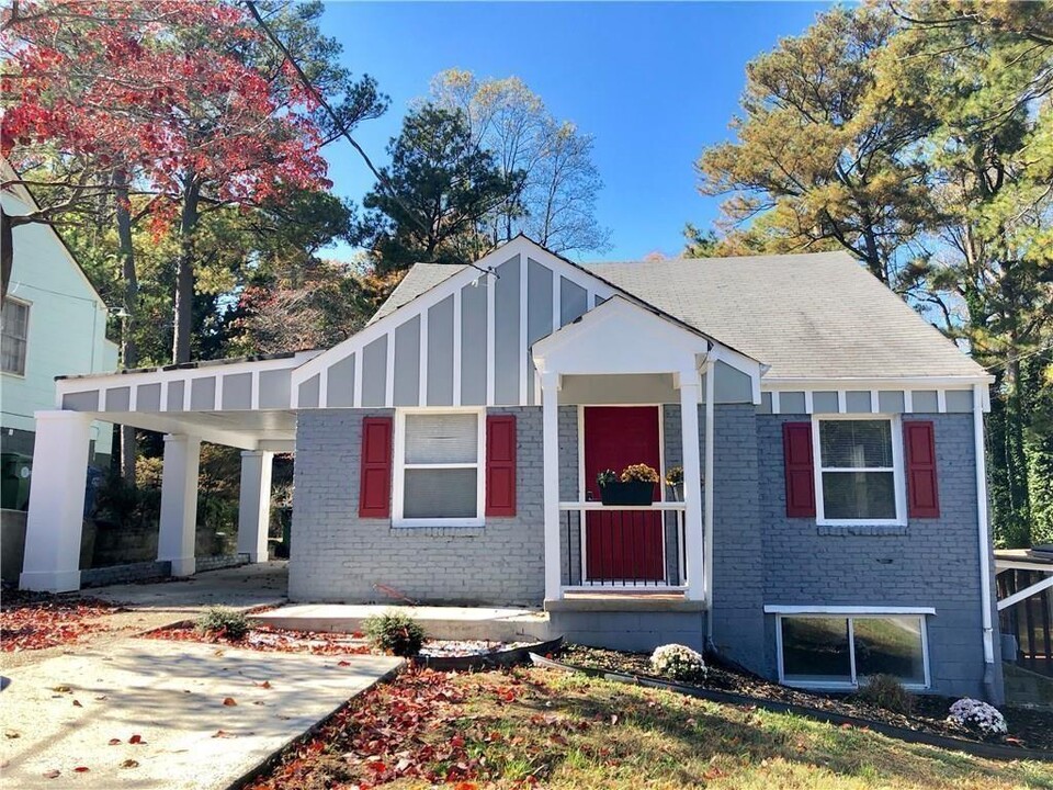 1307 Lorenzo Dr SW in Atlanta, GA - Building Photo