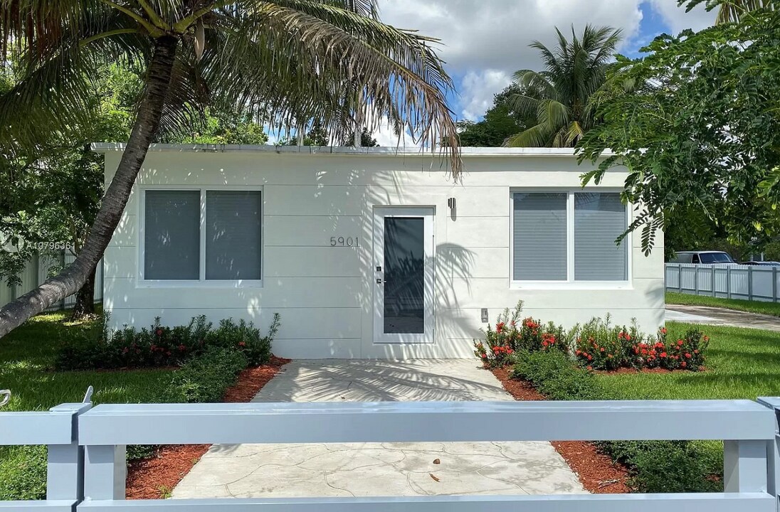 5901 SW 62nd Terrace in South Miami, FL - Building Photo