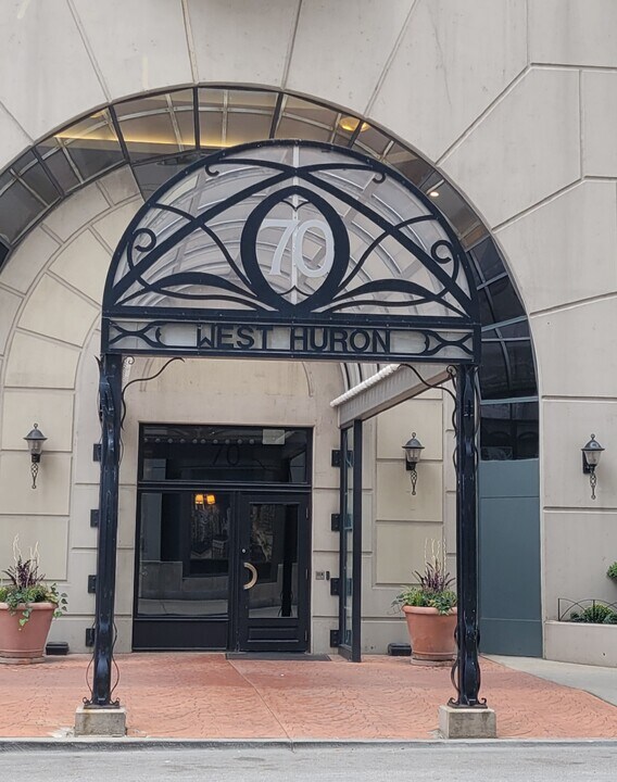 70 W Huron St, Unit 703 in Chicago, IL - Building Photo