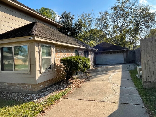 14111 Wickersham Ln in Houston, TX - Building Photo - Building Photo