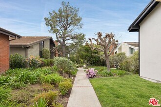 1329 Avenida de Cortez in Los Angeles, CA - Building Photo - Building Photo