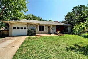 900 Aurora Cir in Austin, TX - Building Photo