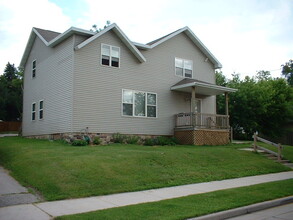 913 N 11th St, Unit UPPER UNIT in Manitowoc, WI - Building Photo - Building Photo