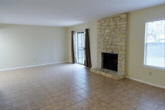 12107 Tanglebriar Trail in Austin, TX - Foto de edificio - Building Photo