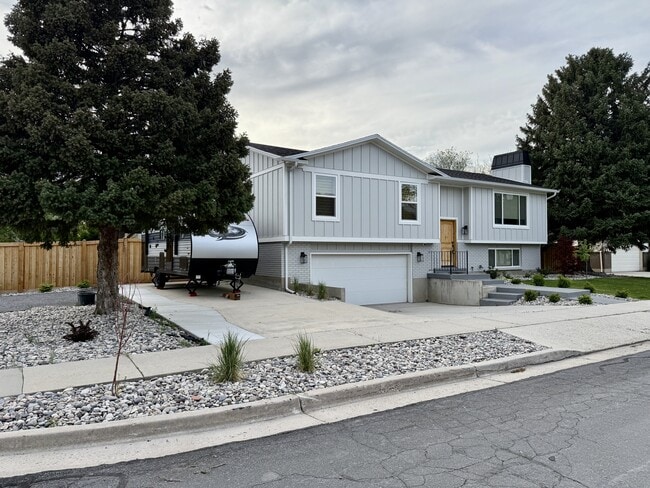 property at 11152 S Lyndbrook Way