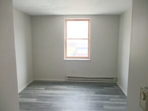 411 Merchant St, Unit 2nd Fl. F in Ambridge, PA - Foto de edificio - Building Photo