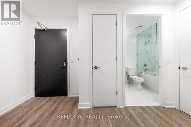 180 Front St E in Toronto, ON - Building Photo - Building Photo