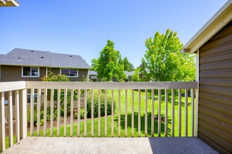 Chalet in Springfield, OR - Foto de edificio - Building Photo