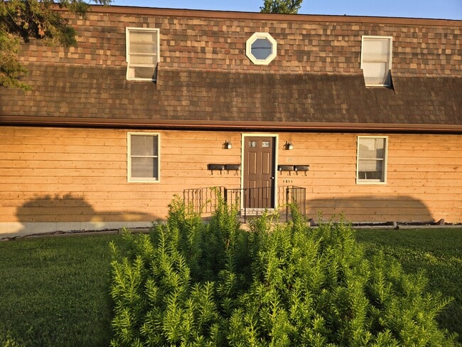300 E Church St, Unit B in Collinsville, IL - Building Photo - Building Photo