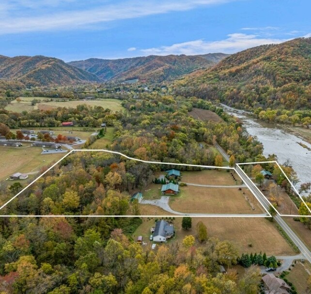 1640-642 River Rd in Hot Springs, NC - Building Photo