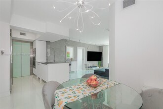 2000 N Bayshore Dr in Miami, FL - Building Photo - Building Photo
