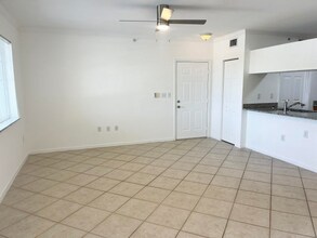 6482 Emerald Dunes Dr, Unit 302 in West Palm Beach, FL - Foto de edificio - Building Photo