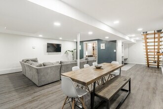 226 S Hoyne Ave, Unit SI ID1255620P in Chicago, IL - Foto de edificio - Building Photo