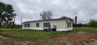 148 SW 93rd St in Wakarusa, KS - Building Photo