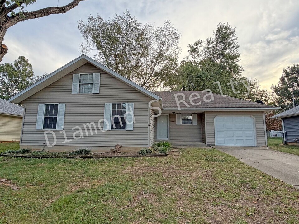 5694 S Pinehurst Ave in Springfield, MO - Building Photo
