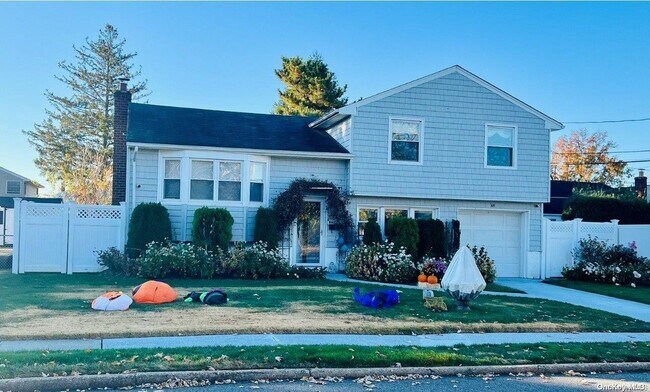 64 Dante Ave in Hicksville, NY - Foto de edificio - Building Photo