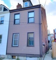 2526 Larkins Wy in Pittsburgh, PA - Building Photo