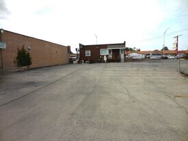 6657 W 111th St in Worth, IL - Building Photo