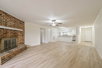 202 Lakewood Dr in Clute, TX - Building Photo - Building Photo