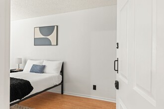 A fully furnished 3 bedroom, 2 bathroom apartment with common areas at 1823 Pelham Ave. Unit 2 in Los Angeles, CA - Foto de edificio - Interior Photo