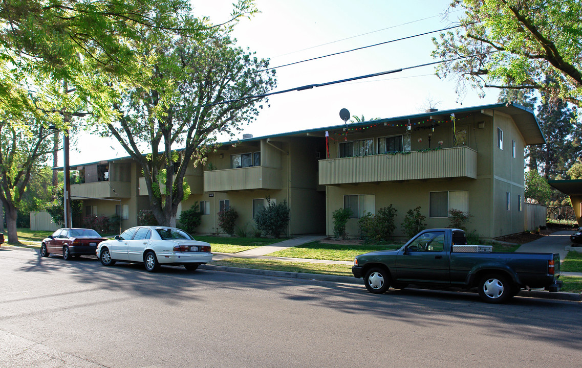 Tower Court Apartments in Fresno, CA - Building Photo