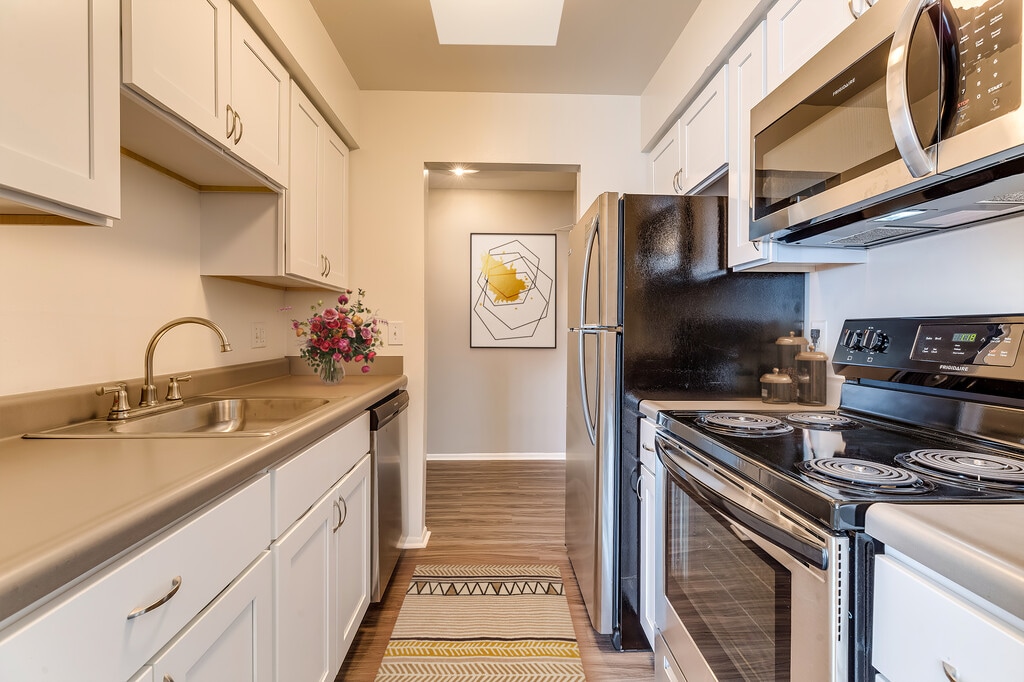 Canterbury Square Apartments in Troy, MI