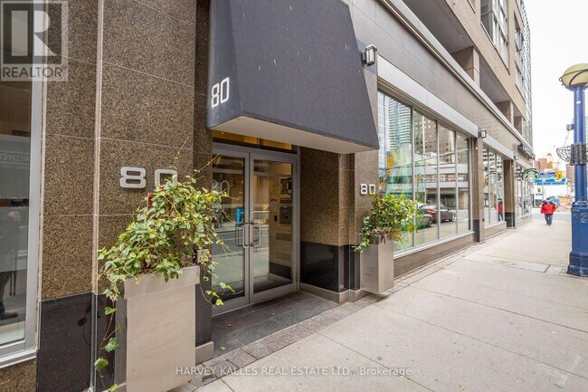 80 Cumberland St in Toronto, ON - Building Photo - Building Photo