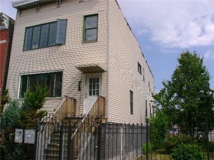 2104 W Superior Ave in Chicago, IL - Building Photo - Building Photo