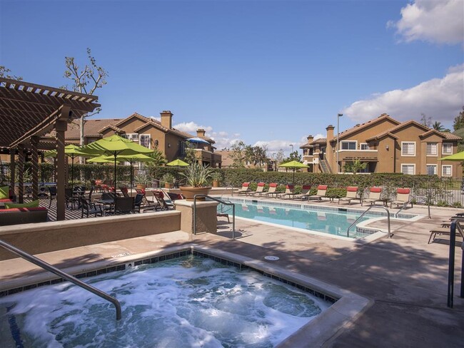 Paloma Summit Condominium Rentals in Foothill Ranch, CA - Foto de edificio - Building Photo